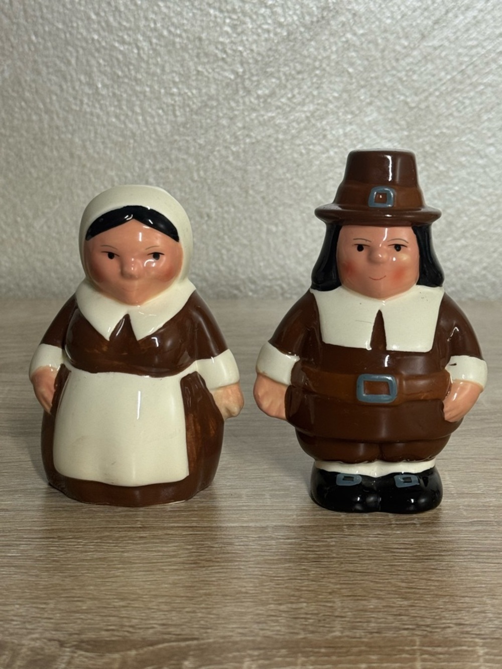 Vintage The Pilgrim Pair Salt and Pepper Shakers - Picture 1 of 9